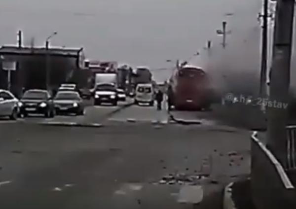 Рейсовый автобус загорелся на дороге в городе Изобильный. Видео